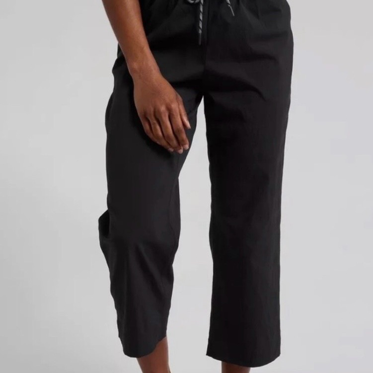 Athleta Trekkie Straight Crop
